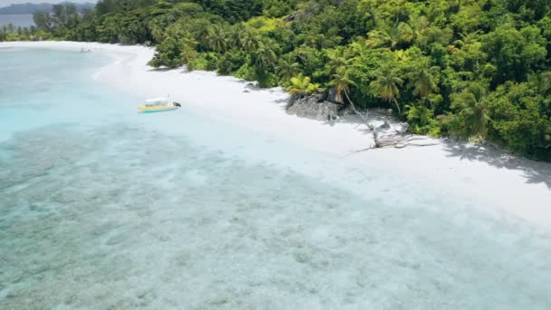 完璧な白い砂と透明なターコイズブルーの海ラグーンの水と一人旅のボートの夏休みのコンセプトと熱帯の楽園のリモートビーチの映像 — ストック動画