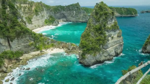 ヌサペニダ北岸バリインドネシアの透明な海の水で底の崖や砂浜に波を転がす豪華な景色 — ストック動画