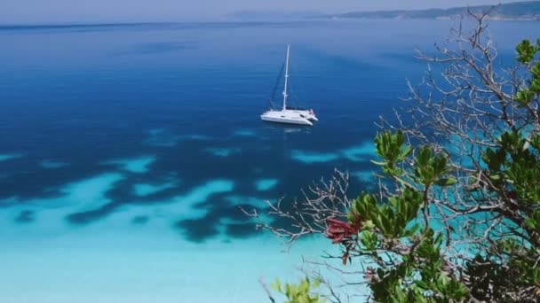 Top Vídeo Barco Branco Navegando Água Azul Turquesa Férias Verão — Vídeo de Stock