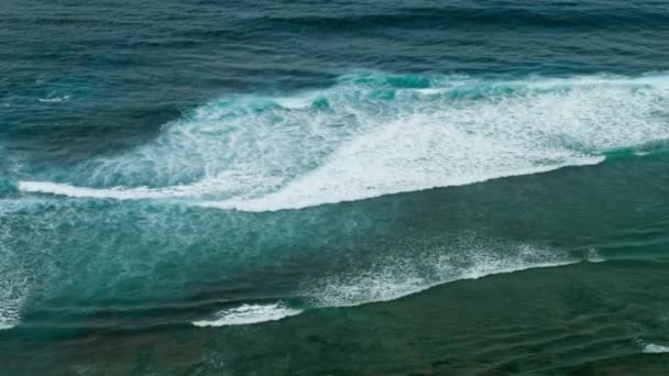 Valuri Uriașe Care Rostogolesc Unul Câte Unul Coastă Surfer Încearcă — Videoclip de stoc