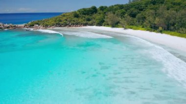 Seyşeller la digue adası havası en güzel tropikal sahil anasinin mavi gölünün üzerinde berrak turkuaz rengi masmavi su ve beyaz kum cenneti varış noktaları ile uçuyor.