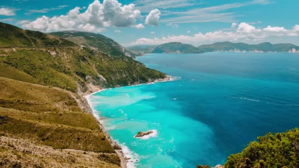 在可法隆尼亚岛上美丽的岩石海岸上 巨大的云彩笼罩着风景如画的海岸线 海面上布满了灰色的云彩和阴影 免版税图库视频片段