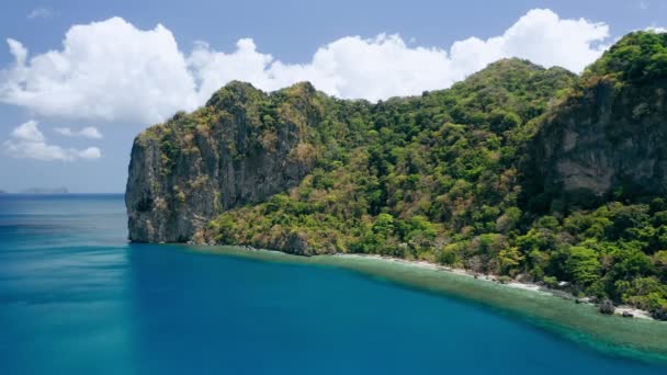 ラゲン島の石灰岩エルニド パラワンフィリピンの楽園熱帯の砂のIpilビーチ紺碧のターコイズブルーの海の水ココナッツヤシの木と地元のバンカ船が係留 — ストック動画