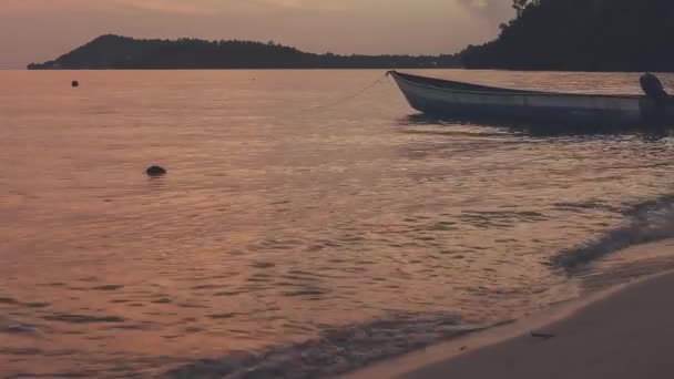 Local Wooden Boat Beach Sunset Island Calm Waves Ocean Surface — Stock Video