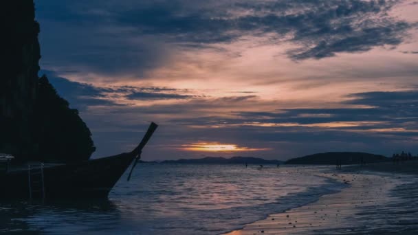 日没時に美しいプラ ビーチ近くに停泊するロングテール ボート — ストック動画