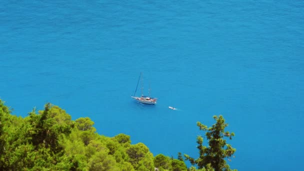 Luxus Weiße Segeljacht Der Offenen Blauen Bucht Urlaub Mittelmeer Einsame — Stockvideo