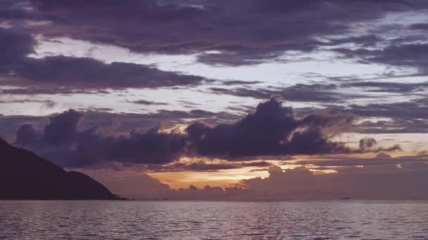 Monsuar Oceano Após Pôr Sol Azul Hora Ondas Calmas Brilhando — Vídeo de Stock