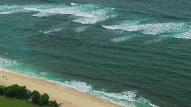 ヌンガランの海岸線で波を動かすウルワツ インドネシア — ストック動画