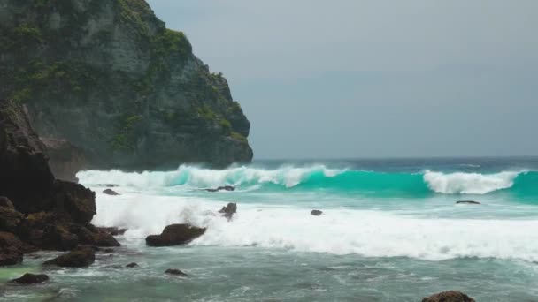 Океанічні Хвилі Вдаряють Замуроване Узбережжя Острові Нуса Пеніда Балі Індонезія — стокове відео