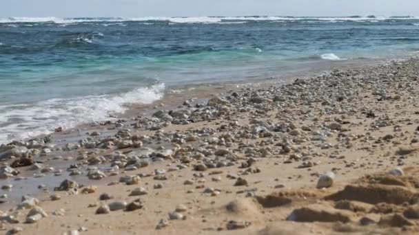 Oceaan Golven Lappen Het Zand Strand Met Een Aantal Stenen — Stockvideo