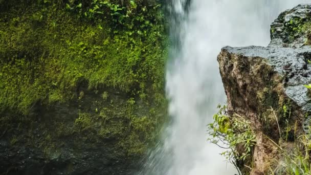 Tegenungan瀑布Ubud Bali前面的岩石边缘 — 图库视频影像