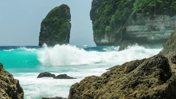 Felsen Tembeling Küste Ozeanwellen Bewegen Sich Richtung Küste Bei Nusa Stock-Filmmaterial