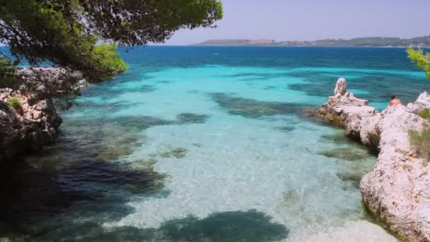Natáčení Krásné Pláže Laguny Středozemním Pobřeží Úžasné Pestrobarevné Vody Borovice — Stock video
