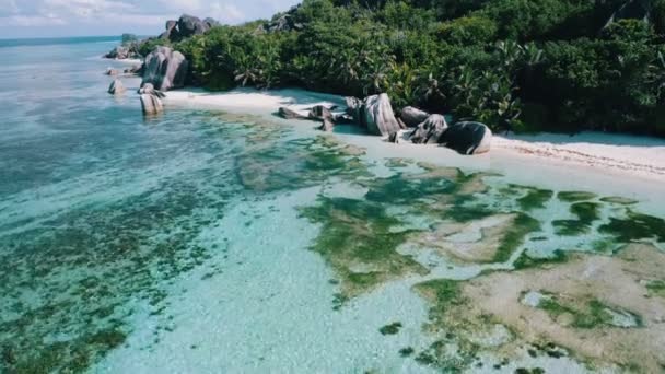 Бічний Політ Над Джерелом Чудернацький Пляж Острові Digue Сейшельські Острови — стокове відео