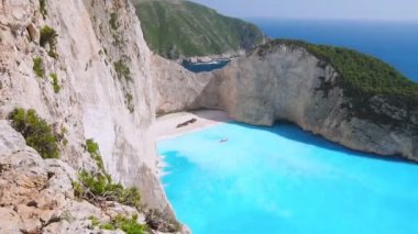 Yavaş çekim, turkuaz Navagio plaj tatilinin güneşli yaz gününde cennet deniz manzaralı tatil cenneti konsepti zakinthos zante Greek