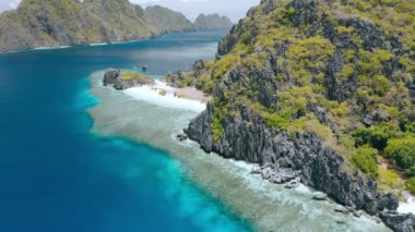 Matinloc türbesi El Nido Palawan Filipinleri yakınlarındaki tapiutan adasındaki yıldız plajı. Kireçtaşı kayalıkları olan güzel manzara. Plajlar ve mercan resifleri gibi cennet.