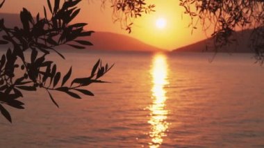 Yunan adası Kefonia 'nın Venedik şatosundan asos köyüne bakış açısı Yunanistan' ın Avrupa 'sında iyon deniz manzarasının güzel deniz manzarasını mahvediyor 