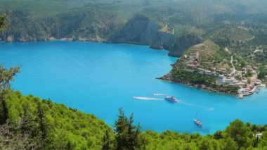 Kefonya adasındaki popüler turist köyünün videosu yemyeşil, mavi, Bizans manastırları ve manzaralı kıyı şeridi ile çevrili.