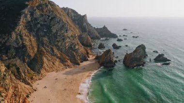 Sintra Portekiz 'deki güzel Praia da ursa plajının gün batımındaki altın saat ışığı görüntüsü.