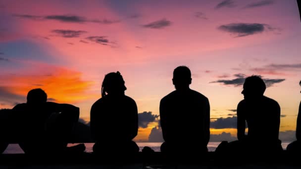 Silhouette Four Men Travelers Chilling Chatten Other Pier Gorgeous Sunset — Stock Video