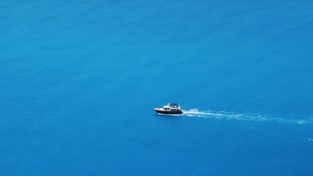Barco Pequeño Flotando Rápidamente Superficie Del Agua Tranquila Dejando Rastro — Vídeo de stock