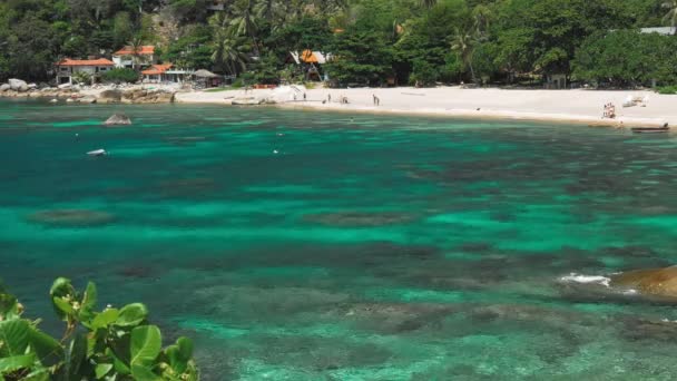 Bahía Tanote Día Soleado Ondulado Agua Del Océano Sobre Hermoso — Vídeo de stock