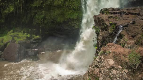 Tegenungan Vesiputous Lähellä Ubud Bali Vesiputous Lyömällä Veden Pintaan Yksi — kuvapankkivideo