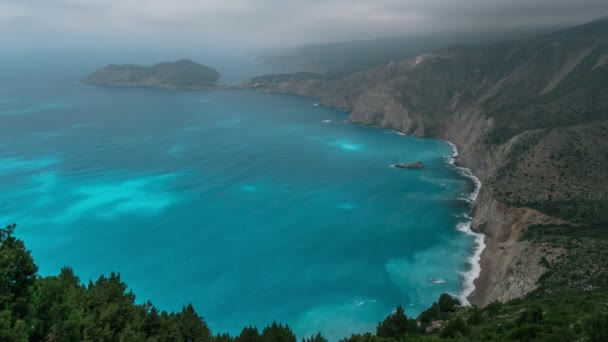 ケファロニア島の海岸で海上を移動するタイムラプスの嵐の雲海岸に上がってくる波雲を突破劇的な曇天のAssosケファロニア島ギリシャ — ストック動画