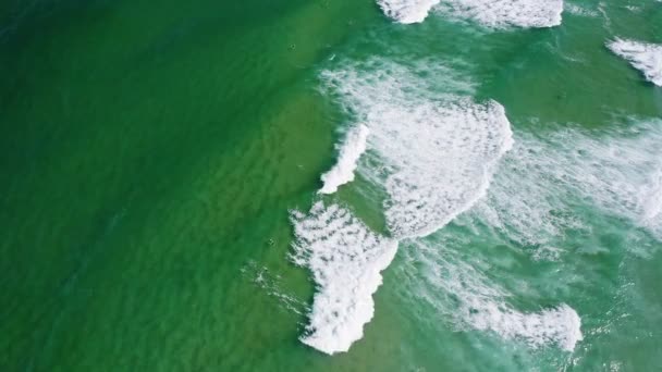 Luftaufnahme Von Brandungswellen Die Zum Ufer Rollen Vogelperspektive Der Smaragdgrünen — Stockvideo