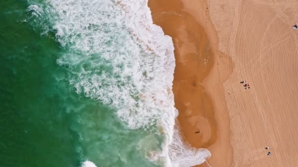 熱帯黄色の砂浜に波が打ち寄せる空の景色エメラルドグリーンの海の景色と観光客が休日にリラックス — ストック動画