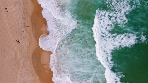 Верхний Вид Воздуха Волн Ломаются Тропическом Желтом Песке Песке Пляжных — стоковое видео