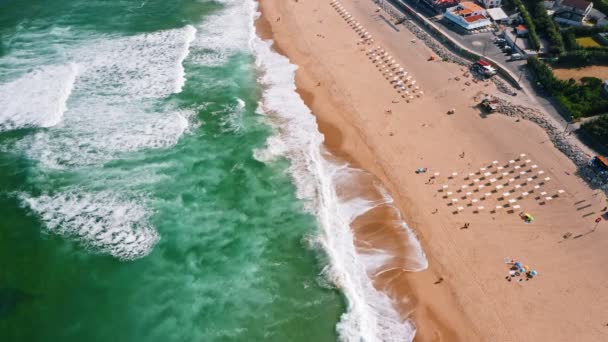 Верхний Вид Воздуха Волн Разбивающихся Песчаном Пляже Туристами Отдых Изумрудно — стоковое видео