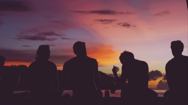 Мандрівники Розмовляють Прохолоду Пірсі Після Дня Дайвінгу Заході Сонця Острів — стокове відео