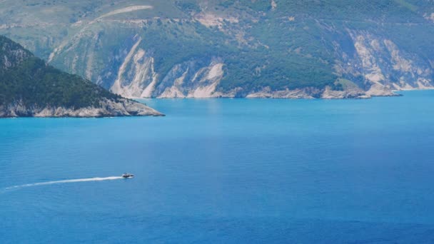Vidéo Paysage Méditerranéen Étonnant Surface Bleue Eau Côte Rocheuse Loin — Video