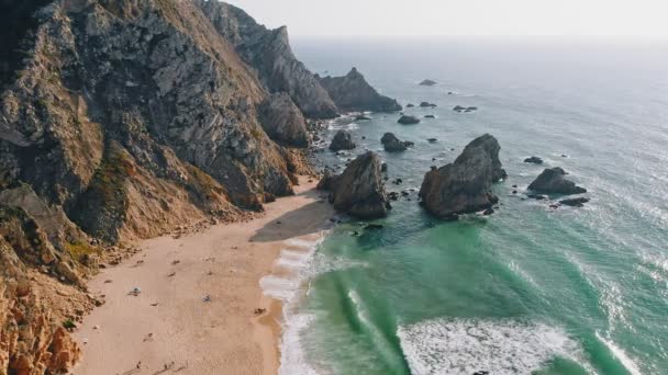 Antenni Drone Kuvamateriaalia Kaunis Praia Ursa Rannalla Sintra Portugalissa Auringonlaskussa — kuvapankkivideo