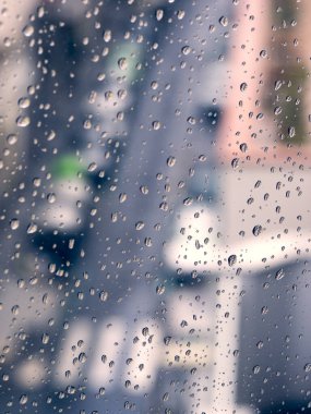 Islak camdan sokaklar.