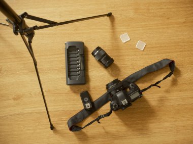 fotoğraf ekipmanları. kamera ve tripod