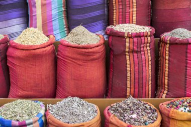 Kurumuş çiçekli renkli çuvallar