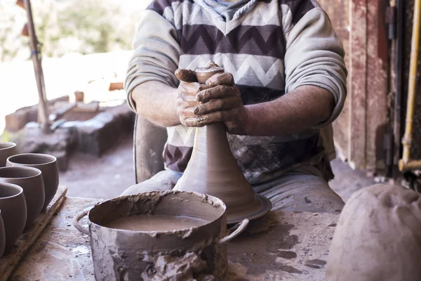 Hombres Alfarero Manos Trabajando Aire Libre — Foto de Stock