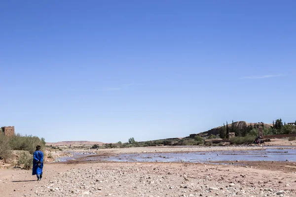 Hombre Marroquí Espaldas Orilla Río — Foto de Stock