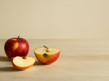 Bir köşede bir elma ve iki parça elma.