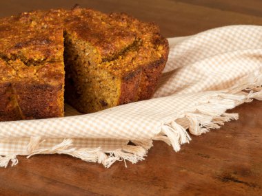 Masadaki kumaş üzerinde puding.