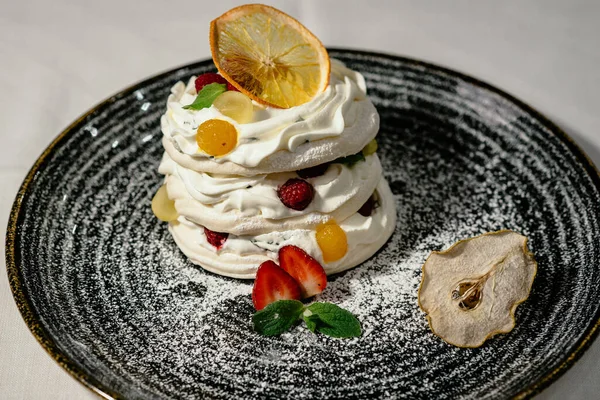 Meringue Pavlova Desert Tort Fructe Padure Proaspete Farfurie Neagra Pavlova — Fotografie, imagine de stoc