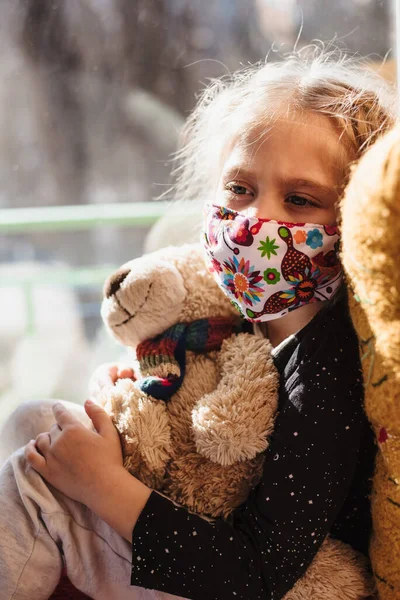 Retrato Una Chica Con Una Máscara Protectora Niño Enfermo Con — Foto de Stock