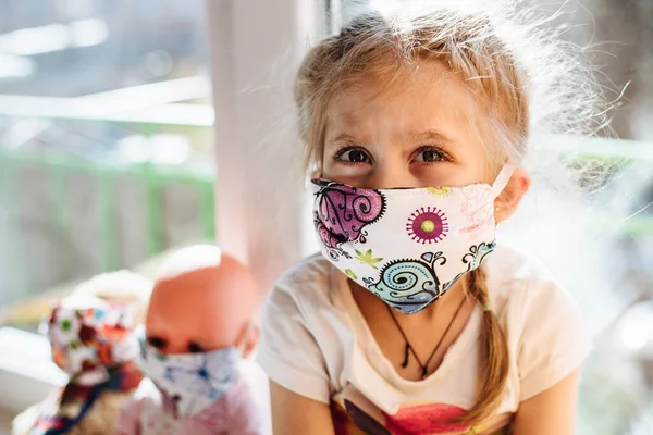 Retrato Una Chica Con Máscara Médica Niño Enfermo Con Una — Foto de Stock