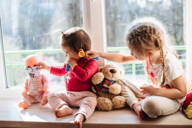 Çocuğunuza covid-19, virüsler ve gribe karşı önleyici önlemler öğretmek. Koruyucu maskeli kız doktorda kız kardeşiyle oynuyor. Sevdiklerinle ilgilen. Temel hijyen kuralları. Pandemia.