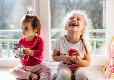 Çocuğunuza covid-19, virüsler ve gribe karşı önleyici önlemler öğretmek. Koruyucu maskeli kız doktorda kız kardeşiyle oynuyor. Sevdiklerinle ilgilen. Temel hijyen kuralları. Pandemia.
