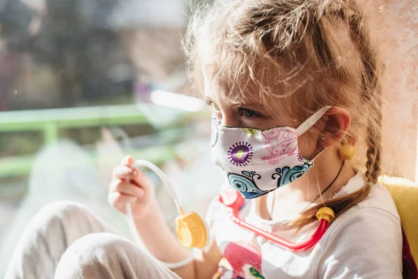 Retrato Una Chica Con Máscara Médica Niño Enfermo Con Una — Foto de Stock