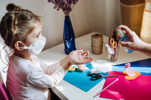 Mamá Rocía Spray Antibacteriano Desinfectante Las Manos Niña Medidas Preventivas — Foto de Stock