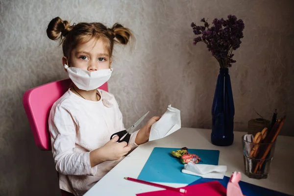 Cinco Años Edad Niña Máscara Médica Dedica Trabajo Creativo Máscara — Foto de Stock
